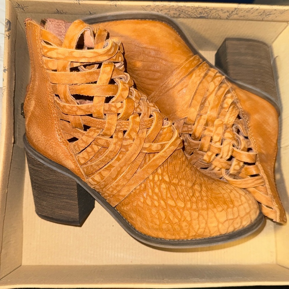 Free people women’s carrera boot in vintage tan. Worn 1x